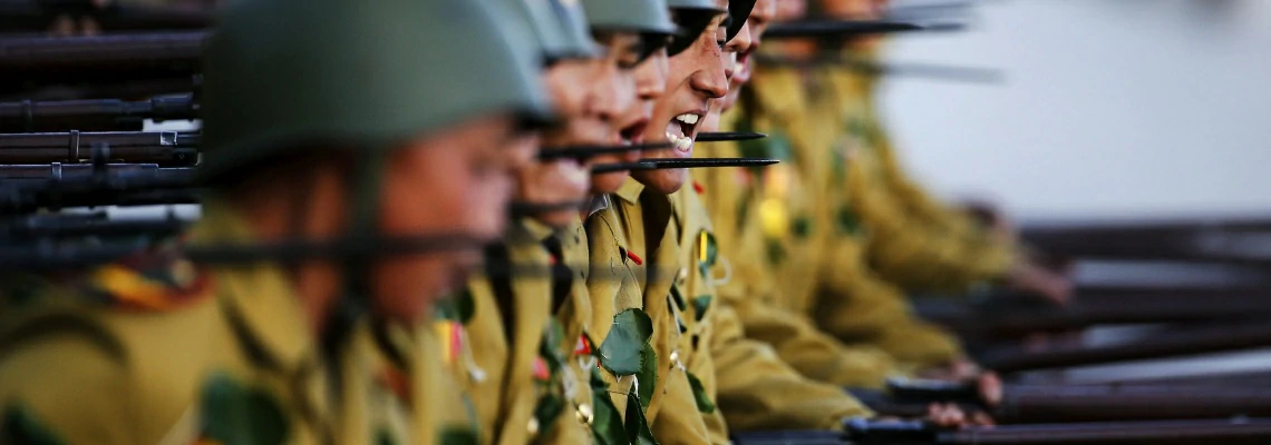 Soldados norte coreanos empunhando armas