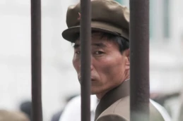 Norte Coreano entre grades de uma prisão